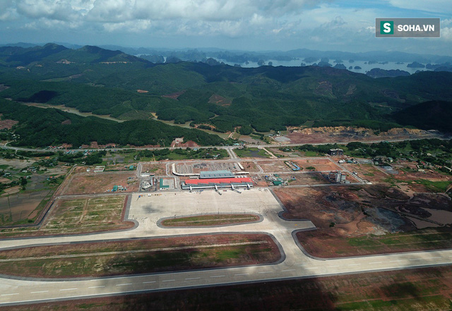 10h sáng nay, chiếc máy bay đầu tiên hạ cánh xuống sân bay Vân Đồn - Ảnh 7.