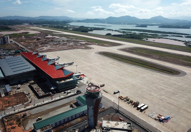 Toàn cảnh cảng hàng không quốc tế Vân Đồn trong ngày đón chuyến bay hiệu chuẩn đầu tiên - Ảnh 1. Toàn cảnh cảng hàng không quốc tế Vân Đồn trong ngày đón chuyến bay hiệu chuẩn đầu tiên - Ảnh 1.