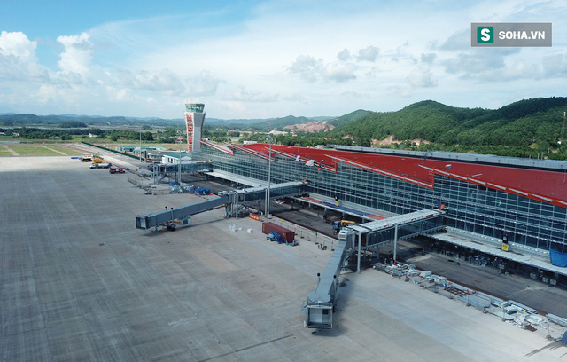 10h sáng nay, chiếc máy bay đầu tiên hạ cánh xuống sân bay Vân Đồn - Ảnh 10.