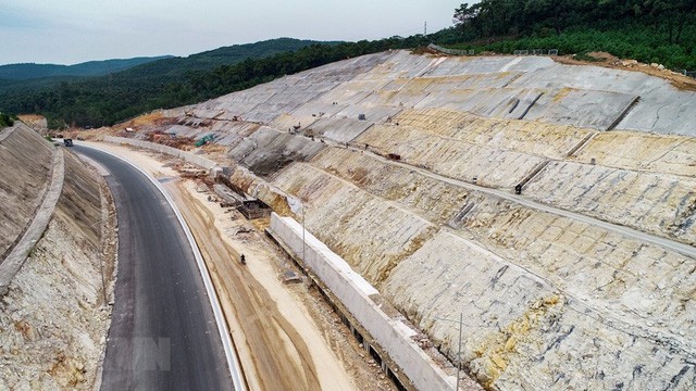  Toàn cảnh tuyến cao tốc Hạ Long-Vân Đồn nhìn từ trên cao - Ảnh 3.