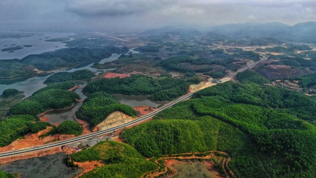  Ngắm toàn cảnh cao tốc Hạ Long - Vân Đồn 12.000 tỷ xuyên vùng Đông Bắc ​ - Ảnh 7.